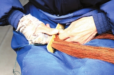 三江都市報數字報-“最后的”制刷匠